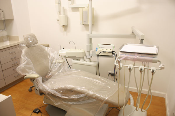 Clean and well-appointed operatory at Matsui Dental